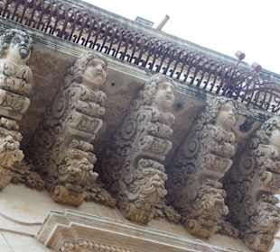 Balkonverzierungen in Noto