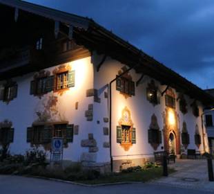 Das Ruhpoldinger Rathaus mit Fassadenmalerei
