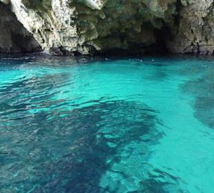 Hellblauschimmerndes Wasser in der Blauen Grotte