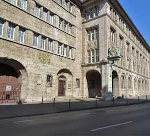Das Bahlsengebäude mit dem Denkmal Brezelmänner