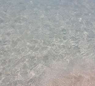 Kristallklares Wasser am Strand. 