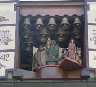 Glockenspiel mit Pfingstritt am Alten Rathaus