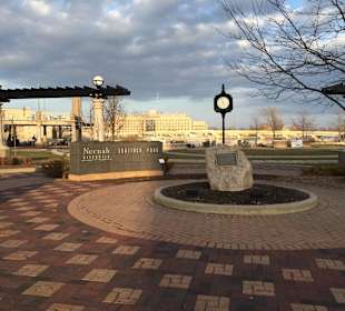 Shattuck Park, direkt vor dem Riverwalk Hotel Downtown Neena