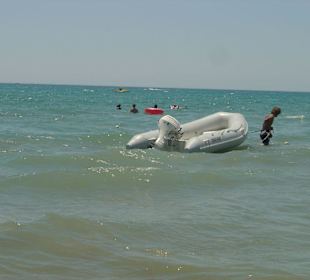 Mit dem Boot wurden wir zum Schiff gefahren