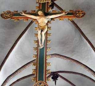 Christus am Kreuz vor dem Chor der Kirche