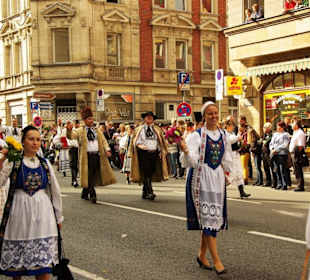 Begrüßungsgruppe mit traditioneller Brotübergabe