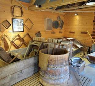 Im Lagerhaus der Glashütte Gernheim