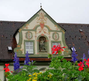 Giebel mit Malereien im Innenhof