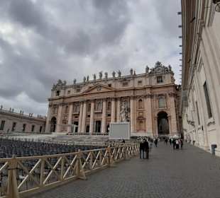 Stuhlreihen der Messe vor dem Petersdom