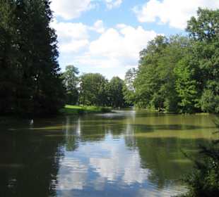 Der See- und die Parklandschaft mit