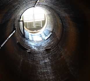 Das Loch endet mitten in der Staumauer