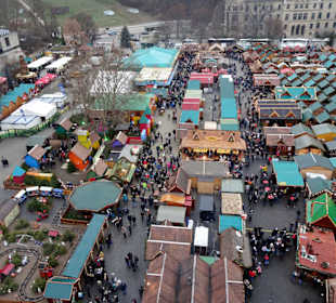 Blick vom Riesenrad über den Weihnachtsmarkt