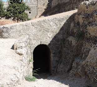 Rhodos - opevnění s příkopem