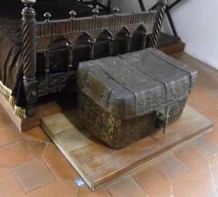 Truhe aus Elefantenhaut vorm Bett von Diego Colón