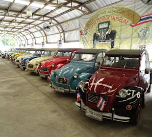 In der Haupthalle des Jesada Fahrzeug Museums