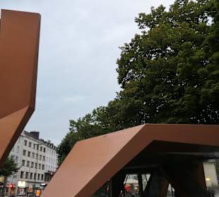 Bei der Aachener Bushaltestelle Elisenbrunnen