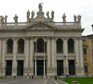 Hauptportal der Basilica
