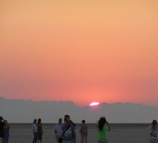Wsch o słońca na słonym jeziorze - Sahara Explorer
