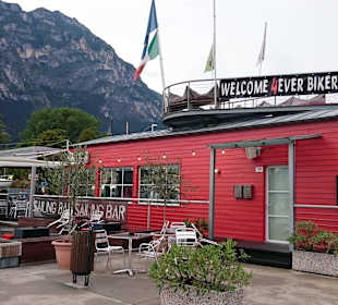 Sailing Bar an der Uferpromenade
