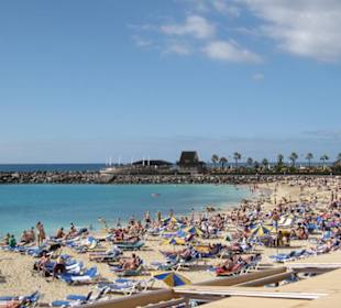 Plaża u podstawy klifu