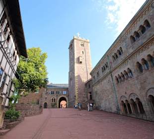 Burghof mit Bergfried und Palas