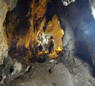 Höhle in der Mitte des Holzviadukts