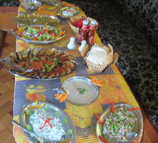 Salate und Gemüse alles frisch zubereitet!