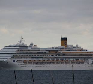 Kreuzfahrtschiff am Strand