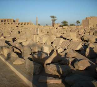 Ein Feld voller Tempel-Puzzelteilen