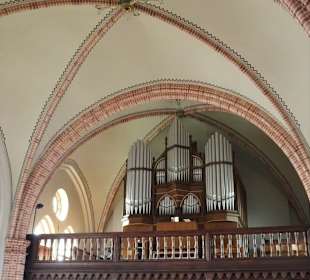 Blick zur Orgelempore der Kirche in Lunsen