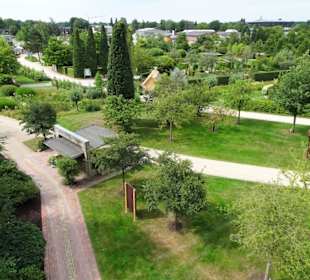 Blick vom Aussichtsturm in den Park der Gärten