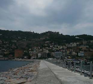 Pohled z mola na hradby a přístav