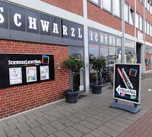 Außenansicht des SchwarLichtHofes