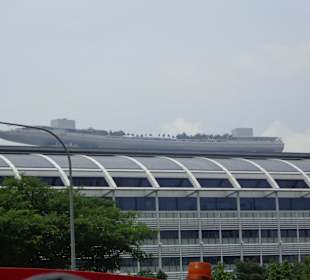 Im Hintergrund Skypark