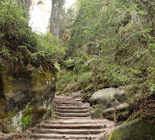 Droga w skalnym mieście