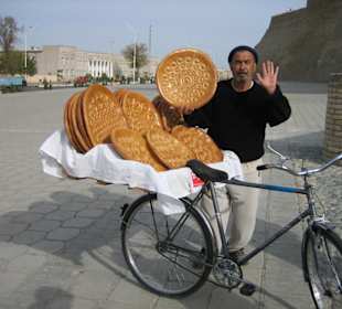 Freundlicher Usbeke am Tor