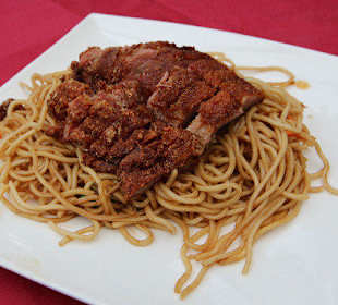 Knusprige Ente mit gebratenen Nudeln 