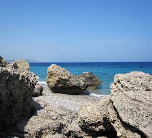Spaziergang am Felsenstrand in Rhodos!