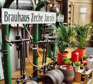 Dekoration im Eingangsbereich vor den Braukesseln