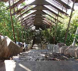 Überdachter Treppenaufgang