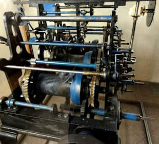 Das alte mechanische Uhrwerk der Kirche
