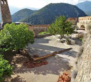 Blick vom Wehrgang in die untere Ebene des Fort