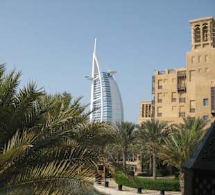 Park mit Burj Arab im Hintergrund