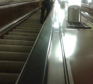 Metro St. Petersburg - endlos lange Rolltreppen