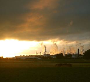 Sonnenuntergang im Industriegebiet