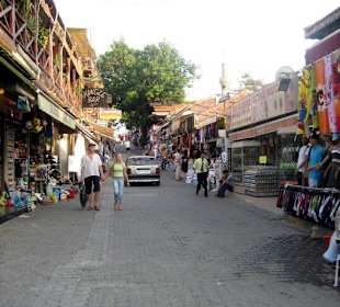 Blick auf eine der zahlreichen Einkaufsstrassen