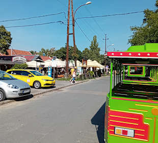 Links die "Fressbuden", rechts die Weinkeller