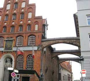 Straßenzugang von der Stadt aus