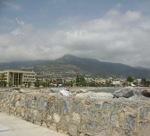 Blick vom Hafen zur Stadt