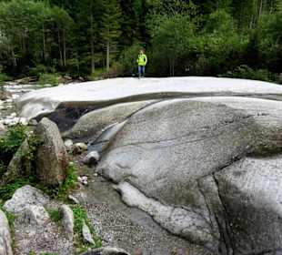 Vom Wasser abgeschliffener Fels